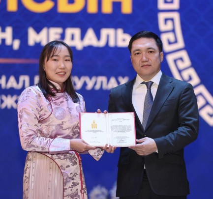 Орон нутгийн шагналаар шагнуулав.